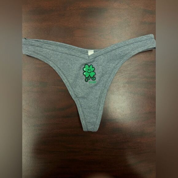 PINK Victoria’s Secret Four Leaf Clover Embroidered Thong Size Medium - Picture 1 of 6